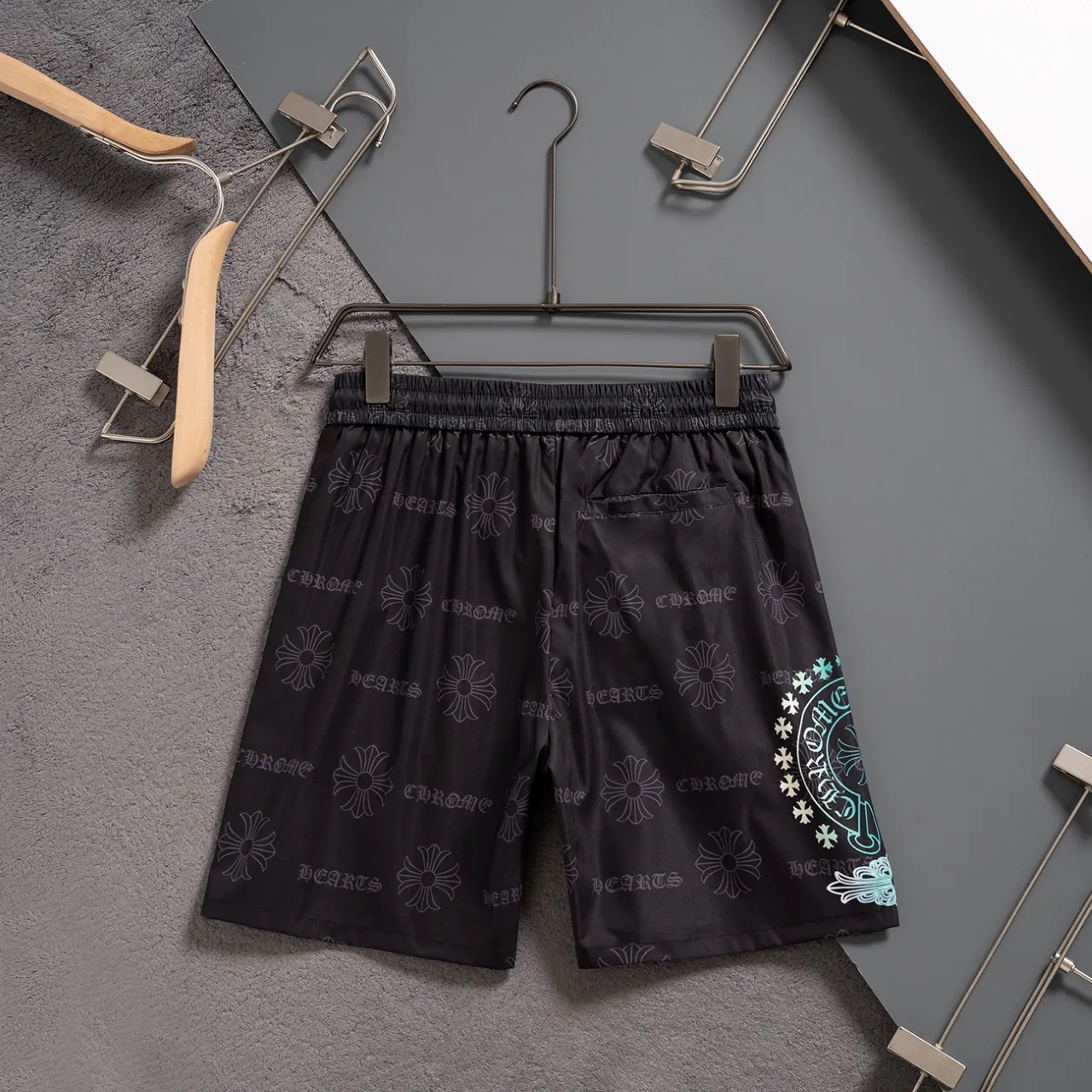 🅿️130 #V2434 [Replenishment all year round] 𝐂𝐡𝐫𝐨𝐦𝐞 𝐡𝐞𝐚𝐫𝐭𝐬 Croix heart new summer beach pants LV classic printed quick-drying three-quarter pants, same style for men and women, the fabric is made of polyester fiber for customers, stain-resistant and wrinkle-resistant, the most suitable material for summer outings It is guaranteed to be cool and comfortable enough at the same time. It is super stylish when you wear it casually. You can clearly see the texture and other things by looking at the photos. It is not an ordinary market material that can seduce a person who wants to go on vacation in minutes. Pockets on both sides. Drawstring at the waist. Very practical design, with impeccable workmanship, details and fit. Can be worn as casual pants or beach pants. A must-have for beach vacations, home leisure, gym equipment, morning running and night running. Practicality takes into account functionality. Color: Black White Size: M-XXXL